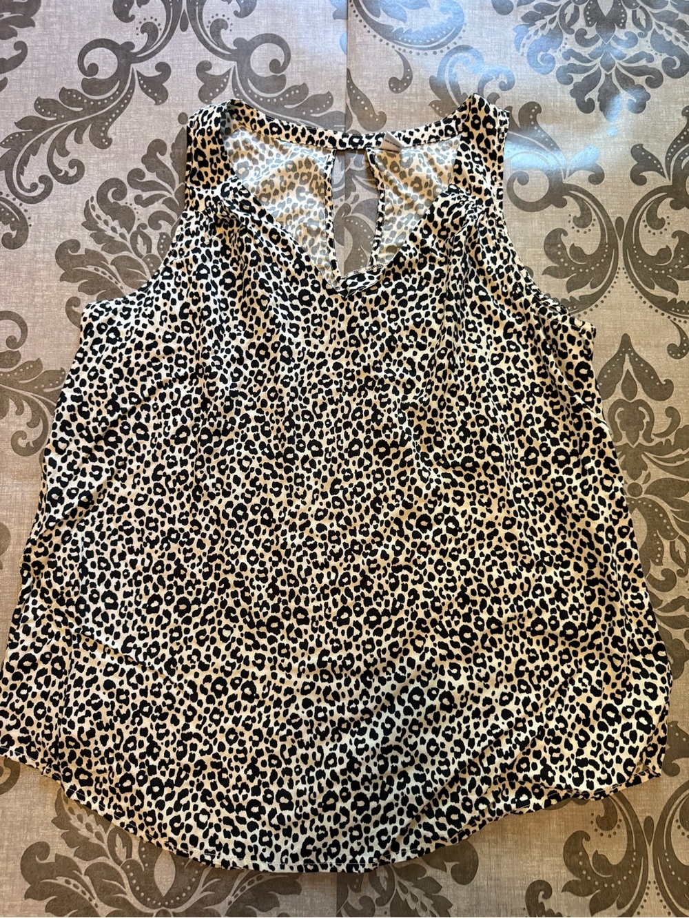 Women's Leopard Print Sleeveless V-Neck Tank Top - Black & White